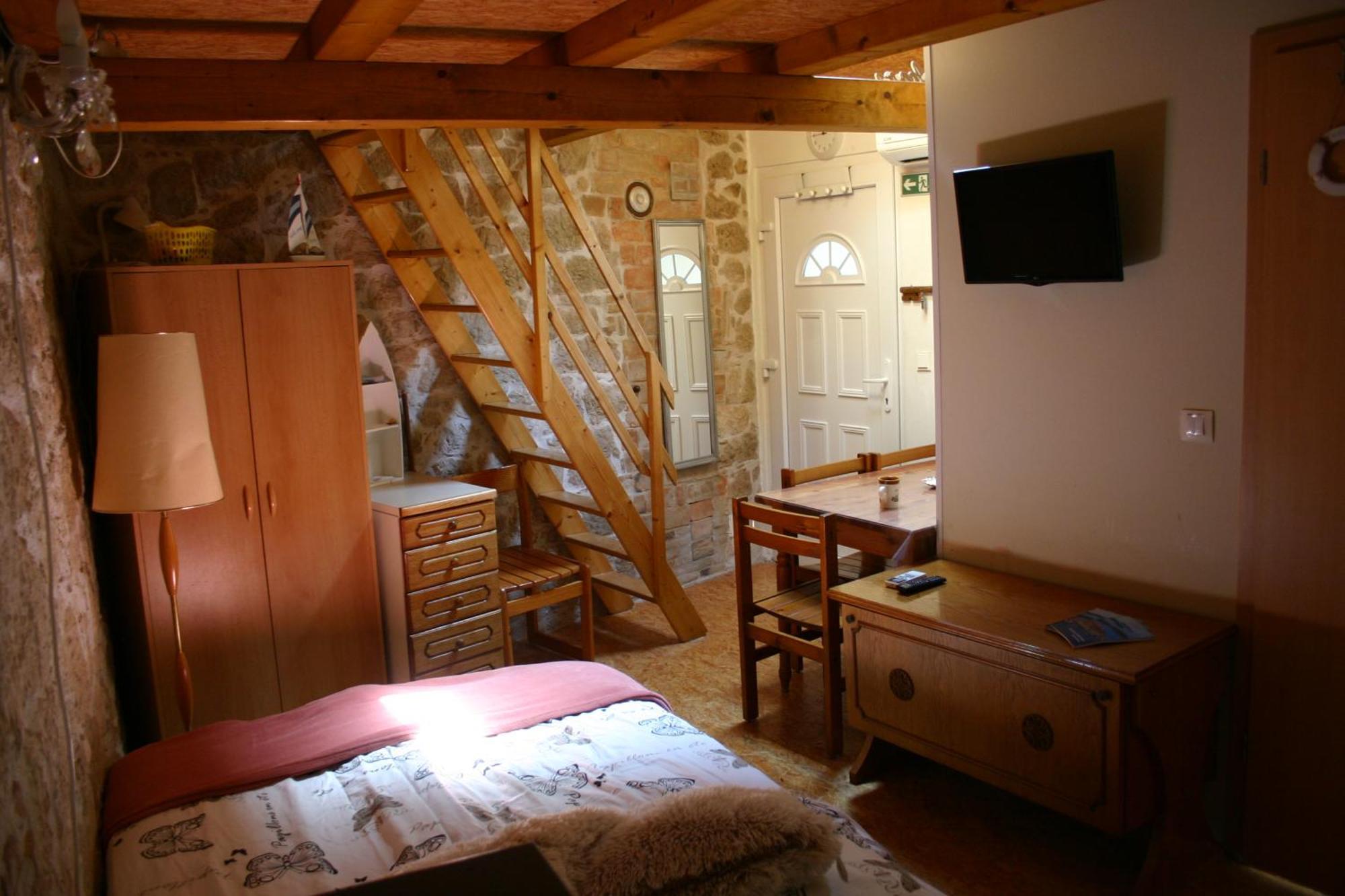 Studio Apartment La Maison De Catherine Ровинь Экстерьер фото